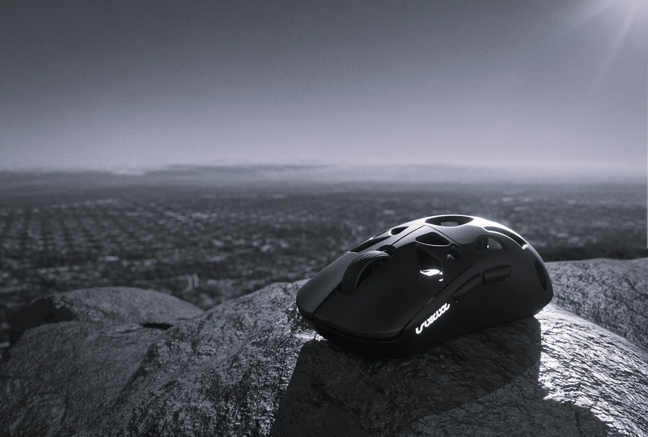UNDERDOG PRO Gaming Mouse Outdoor Shot